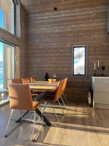 a dining room with a table and chairs at Rindabotten Panorama in Sogndal