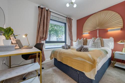 Katil atau katil-katil dalam bilik di Ocean Village 1-Bedroom Luxurious, Stylish & Cosy Apartment, Central Location in Southampton, Sleeps 4 - by Blue Puffin Stays