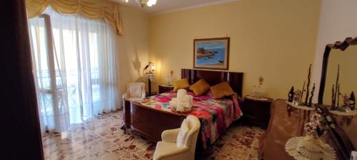 een slaapkamer met een bed en een groot raam bij Casa Anna B&B in Castellammare di Stabia