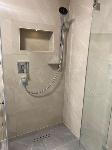 W łazience z przeszklonymi drzwiami znajduje się prysznic. w obiekcie UNiQE I 95qm I Bergblick I Garten I BBQ I seenah w mieście Prien am Chiemsee