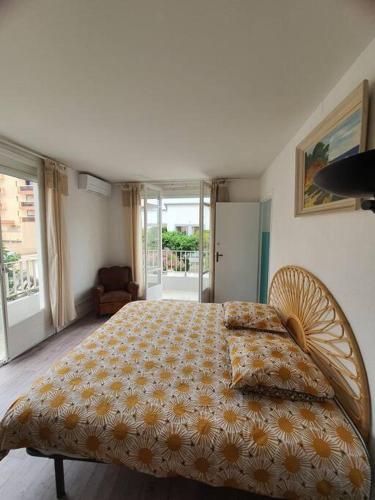 une chambre avec un grand lit dans une pièce dans l'établissement LA CASEBLANQUE Maison près de la plage : Wifi-Clim-Barbecue, à Canet