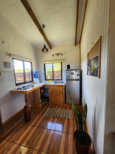 Una cocina o zona de cocina en Cabañas Kainga