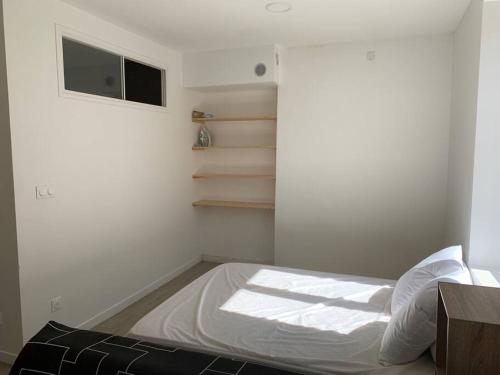 Un pat sau paturi într-o cameră la Studio 30m2 3 pers centre village