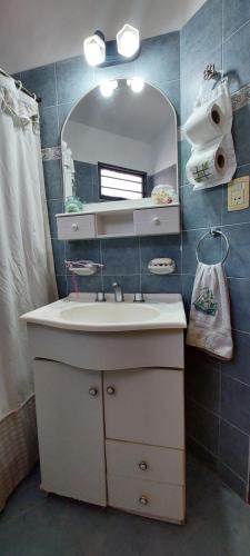 ein Badezimmer mit Waschbecken und Spiegel in der Unterkunft Ayen Hue Casa Vacacional en Mayu Sumaj in San Antonio de Arredondo