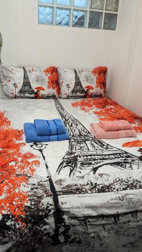 à 30 minutes de tour Eiffel في مونتروي: غرفة نوم عليها سرير وعليها لوحة