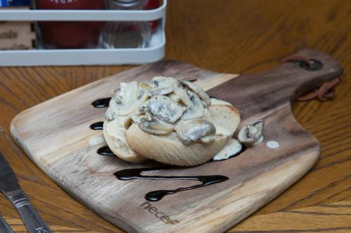 Makanan di atau berdekatan apartmen