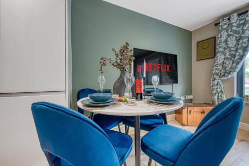 Ruang duduk di Ocean Village 1-Bedroom Luxurious, Stylish & Cosy Apartment, Central Location in Southampton, Sleeps 4 - by Blue Puffin Stays