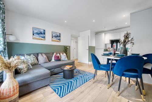 ein Wohnzimmer mit einem Sofa und einem Tisch in der Unterkunft 1 Bed Stunning City Apt, Southampton Ocean Village, Sleeps 4! By Blue Puffin Stays in Southampton