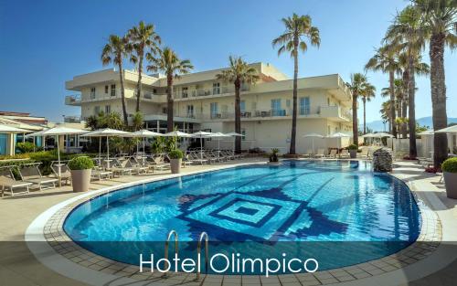 ポンテカニャーノにあるホテル オリンピコのホテル正面の大型スイミングプール