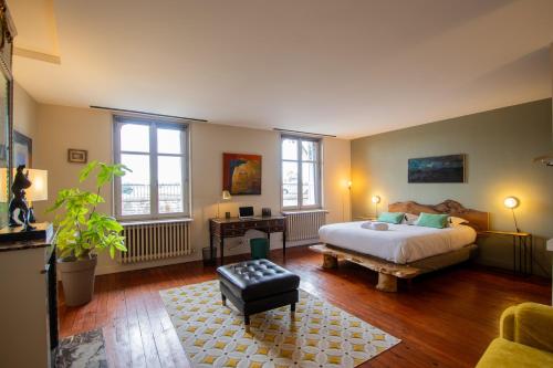 una camera con letto, tavolo e sedia di Terrasse sur la Tour Garçonnet a Amboise