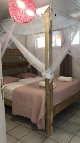 Кровать или кровати в номере Les Lauriers du Rocher 1