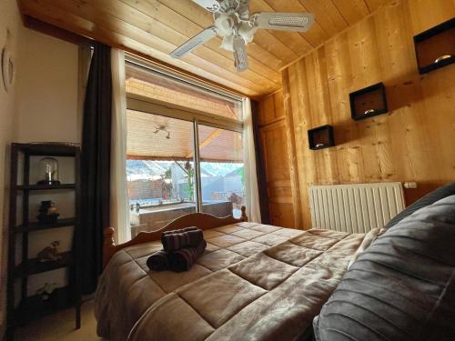 Un dormitorio con una cama con una bolsa. en Rooftop 1 - Jacuzzi privé au pied du Monte-blanco, en Sallanches