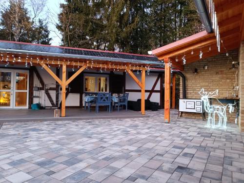 un patio extérieur avec une pergola en bois dans l'établissement Regina Ranch, à Igal