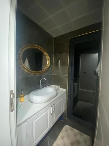a bathroom with a sink and a mirror at Konuk evi in Karaköprü Köyü