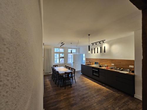 a kitchen and dining room with a table and chairs at Patrizierhaus St Pauli am Brauhaus Zwiebel in Soest