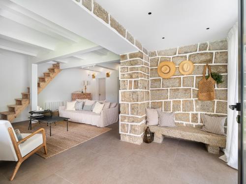 sala de estar con pared de ladrillo en Casa junto al Pantano de Burguillo en El Tiemblo