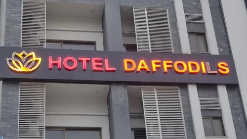 ein Hotelschild vor einem Gebäude in der Unterkunft Hotel Daffodils in Rawalpindi