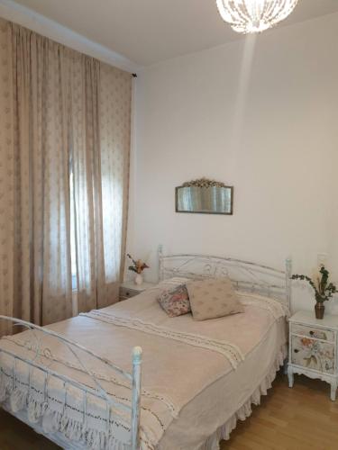 - un lit blanc dans une chambre dotée d'un lustre dans l'établissement Elbe Garden Paradise, à Dresde