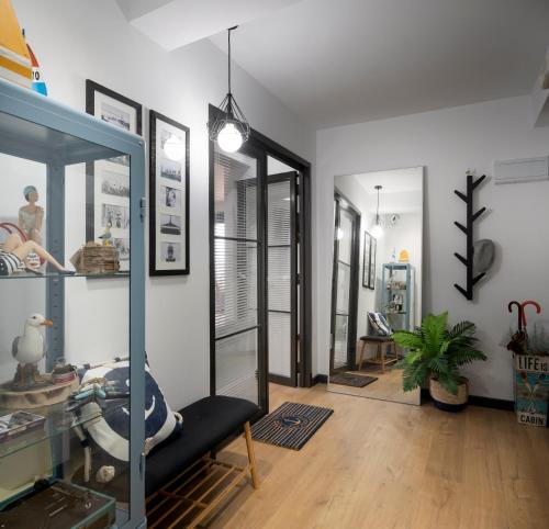 a living room with a black chair and a mirror at Atico Lujo Costa Vasca Bilbaoterraza mar jacuzi in Santurce
