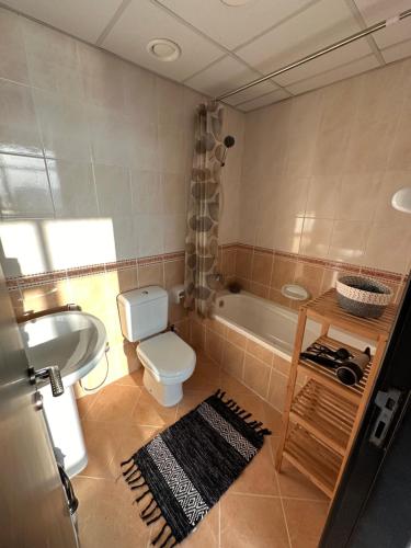 ein Badezimmer mit einem WC, einem Waschbecken und einer Badewanne in der Unterkunft Luxury Apartment 2BD 120m2 Al Majaz PS5, Pool, View Khalid Lac in Ras al Khaimah