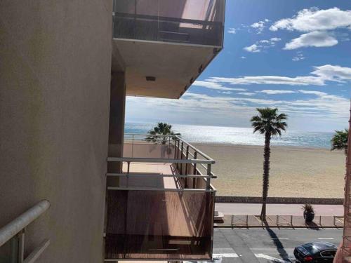 Photo de la galerie de l'établissement ALBATROS Appartement terrasse vue mer-internet-parking-clim, à Canet