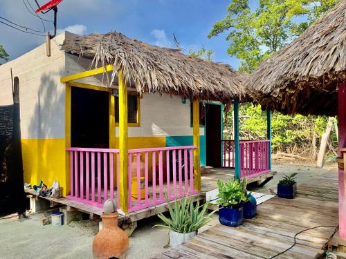 Casa pequeña con techo de paja en Arena Beach en Tintipan Island