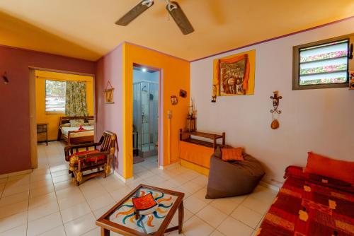 sala de estar con paredes de color naranja y blanco en Kaz Zen, en Sainte-Anne