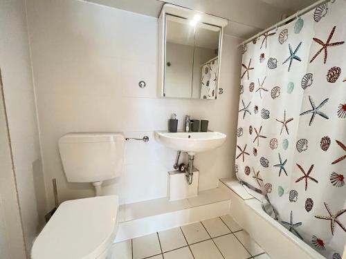 een badkamer met een toilet en een wastafel bij Lüttes Tohuus in Tinnum