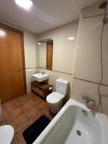La salle de bains est pourvue de toilettes, d'une baignoire et d'un lavabo. dans l'établissement Saldes Pedraforca, à Saldes