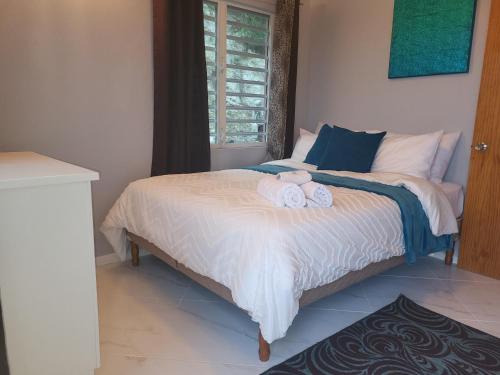 um quarto com uma cama com toalhas em Mount Joy Getaway em Parham