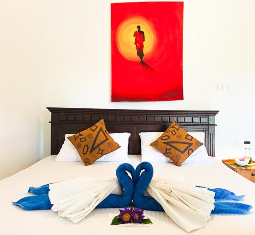 łóżko z dwoma niebieskimi sercami na górze w obiekcie Bay Street w mieście Beruwala