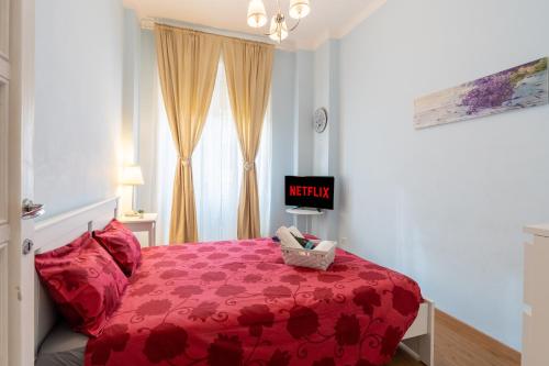 ローマにあるラ カサ イン フィオーレのベッドルーム1室(赤い掛け布団付きのベッド1台付)