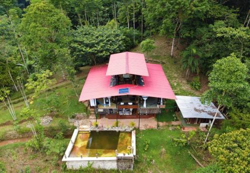 Portal del Sol في فيلاجارزون: اطلالة علوية على منزل بسقف احمر