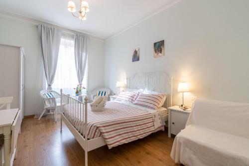 ローマにあるラ カサ イン フィオーレの白いベッドルーム(ベビーベッド1台、ベッド1台付)