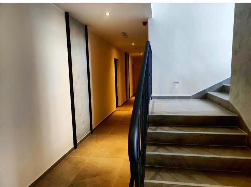un couloir avec des escaliers dans un bâtiment dans l'établissement Apartman Rajska dolina Titova vila, à Palisat