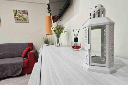 un soggiorno con tavolo e divano rosso di Scala Paradiso ~ B&B Molfetta a Molfetta