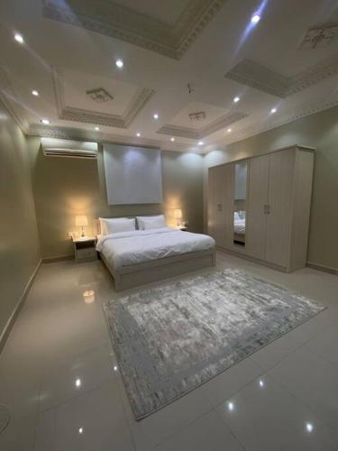 ein großes Schlafzimmer mit einem Bett und einem Teppich in der Unterkunft Entire apartment 2 bedrooms private entry Closeto digital city and KAFD in Riad