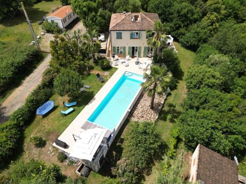 une vue aérienne d'une maison avec piscine dans l'établissement AU MOULIN CARLOTTA - Villa luxe Corse, à SERRA DI FIUMORBO