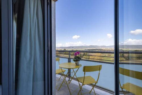 a balcony with a table and chairs and a view at Tuscasì Aparthotel in Sovicille