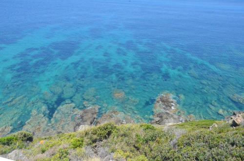 une vue aérienne de l'eau près du rivage dans l'établissement AU MOULIN CARLOTTA - Villa luxe Corse, à SERRA DI FIUMORBO