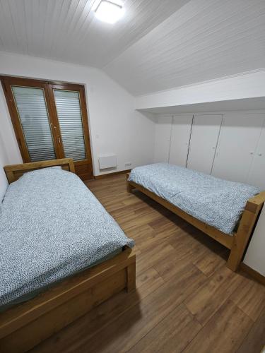 1 dormitorio con 2 camas en una habitación en Appartement proche du centre, en Thonon-les-Bains