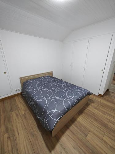 um quarto com uma cama num quarto em Appartement proche du centre em Thonon-les-Bains