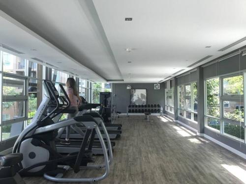 The fitness centre and/or fitness facilities at Baan Thewlom