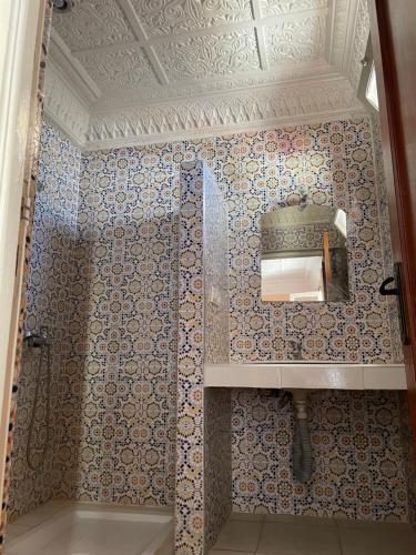 y baño con lavabo y ducha. en Diyar Timnay, en Moulay Idriss