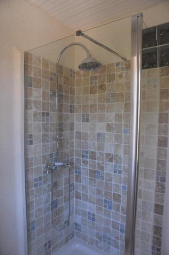 La salle de bains est pourvue d'une douche, d'une baignoire et d'un lavabo. dans l'établissement U Granu di Bellezza, à Casta