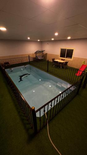 una grande piscina in una stanza con tavolo di استراحة وشاليه عزوز a Yanbu