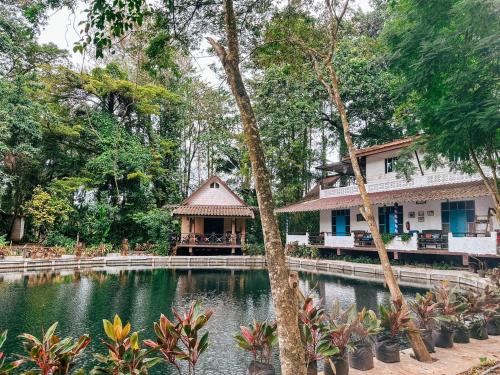 een resort met een vijver voor een huis bij Baan Suanthip Homestay - Aoluek Natural Retreat in Ao Luk