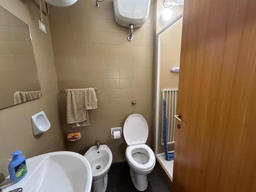 La petite salle de bains est pourvue de toilettes et d'un lavabo. dans l'établissement La Piccola Dimora di Ovindoli, à Ovindoli
