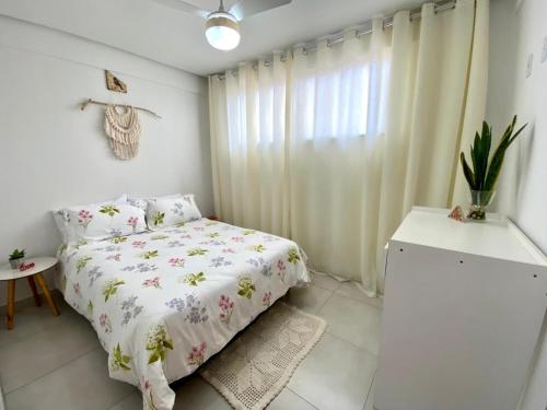 um pequeno quarto com uma cama e uma janela em Refugio Urbano em Goiânia