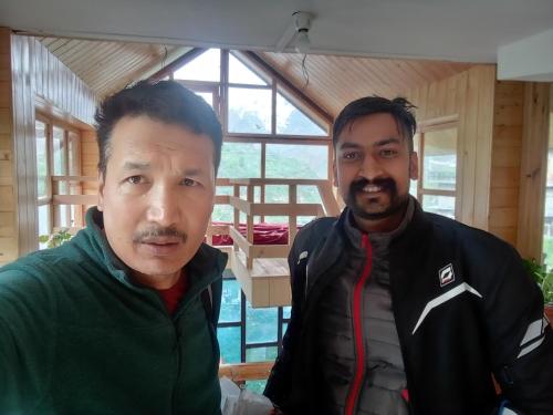 twee mannen staan naast elkaar bij Amma Home Stay Keylong in Kyelang